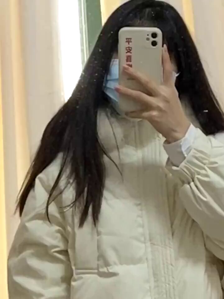 所以这上面这个口袋是干嘛的 摸胸吗？ https://t.co/NQnmpCRkDs