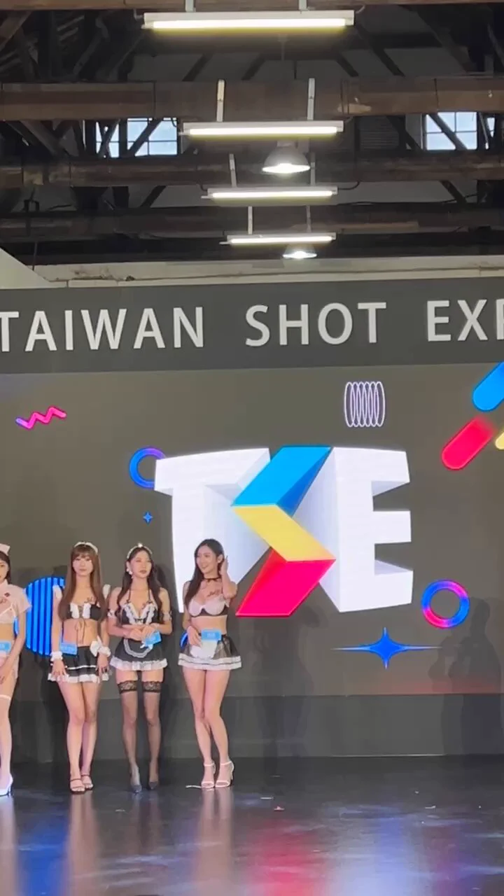 謝謝今天來捧場的朋友們💕還認識了不少新朋友好開心～～還有人給我助理每人一個1000$的紅包🧧太帥氣了👍🏻是不是怕他們明天翹班🤣明天準備了兩套衣服！！松菸三倉B-F05(一進來右手邊第一攤）不見不散～最後的簽名拍立得趕快把握喔🙌🏻連結購票：https://t.co/Y6sYlyhaTY https://t.co/2k3CUQ0NOJ