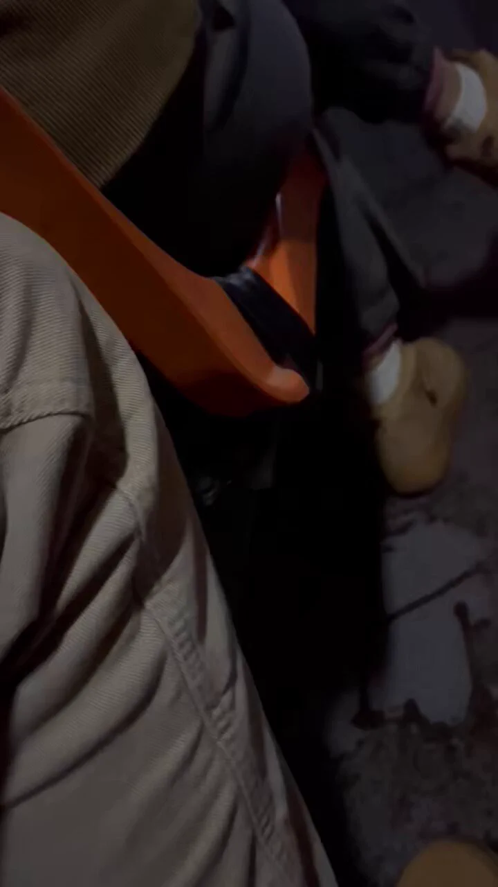 【日常拍袜】要不是冬天，肯定跟着下车套路要袜了。白色的袜边在眼前晃个没完。真受不了。回家找了一下，我觉得90%就是拼多多这款。现在女生对袜子来讲，哪里便宜就去哪买。说实话，质量不咋地。但是视觉好💦💦 https://t.co/J51bdWS102