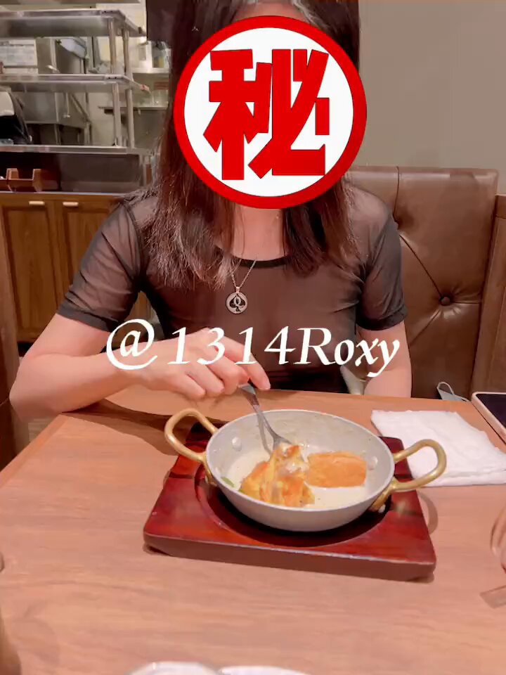 Roxy街拍
本来没穿外套，是对面粉丝怕被人看到不好……
基本和没穿一样，因为是开放无遮挡卡座，所以人来人往，隔壁小情侣谈情说爱对面男朋友却一直盯着我的奶头，估计鸡鸡早就硬了……哎……男人都是想一边谈恋爱，一边又想找个别人的老婆为他在下面舔鸡巴吧？
【更多完整版内容，幕后欢迎订阅私推】 https://t.co/1FIwENIh1d