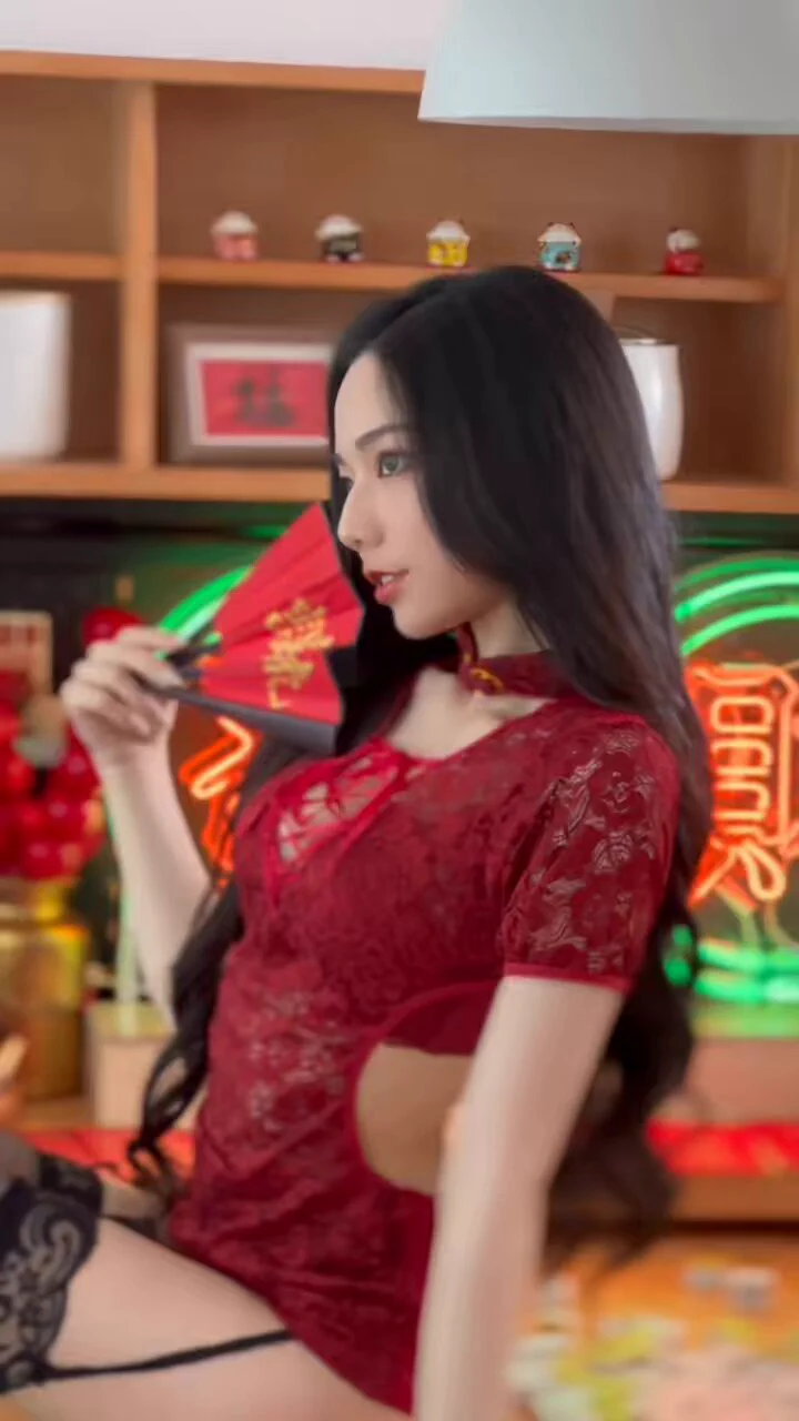新的一年祝大家整年好運一條龍！♥️♥️♥️【新年色色賀歲特輯】🧨紅紅火火脫新衣🔥極致性感來拜年🥰薄透旗袍若隱若現超誘人🔞飽滿美乳性感深溝😍渾圓蜜桃臀曲線超完美隱藏版內🎬調皮戀愛感影片熱映中 ⚠️購買完整商品含隱藏版［截圖］私訊啾啾JVID領取加碼私訊福利🤤https://t.co/gibEYN7KCH https://t.co/8xKSi34TyP