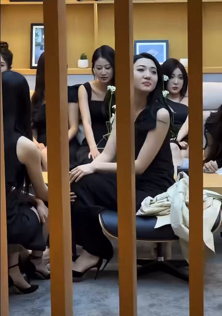 一群高贵卖逼亲妈直接给大傻逼关笼子里

看都不看你一眼

你就自己从笼子缝里偷窥臭高跟臭脚吧

还能看见一位亲妈的脚趾缝，快找！

趁着视频没播完快点自己射了吧，不要耽误亲妈们卖肉赚钱

#精神小妹 #无脑上供  #冤种  #舔狗  #洗脑 #奴下奴 #白给 #红框挑战 #男M任务 https://t.co/5x4eH0w2CH