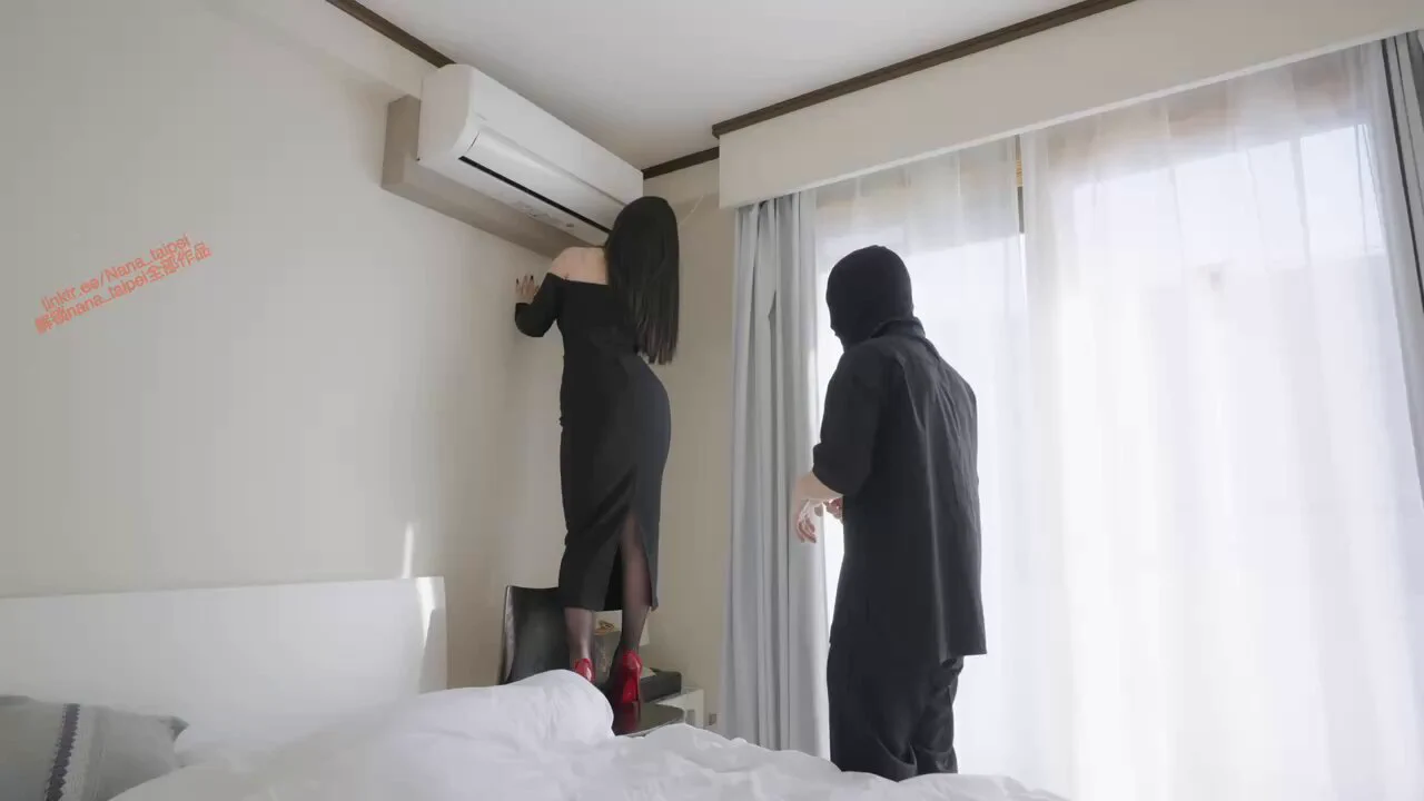 觀看地址View Full Video Here 📷onlyfans：https://t.co/htfwsxYppB 📷糖心vlog：https://t.co/vyWhz4FPr9📷Fansly：https://t.co/Ro37YSzopJ(fansly也會更新喔，大家可以訂閱一下，有被OF下架的影片😉Fansly gets updated too, feel free to subscribe, there are videos that got taken down from Onlyfans.)「日理萬機女房東」上線啦Fix-It Miss: Landlord's Daughter挑逗處男弟弟的性感姐姐，你們要是遇到了會怎麼做呢😗What would you do if you met a sexy big sister who likes to tease you?