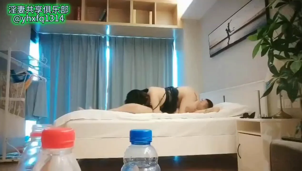 ＂兄弟，千万别射太快，你慢慢玩，这B骚着了，
＂兄弟，用力，别怕，你你就把她当狗一样操，把B给我操肿了
无能绿帽老公太绐力了，给他点个赞，这视频真的太精彩了，干货满满的，超精典，不多说了，兄弟们你们自己看，我先去厕所打个飞机．． https://t.co/IleSmOve1p