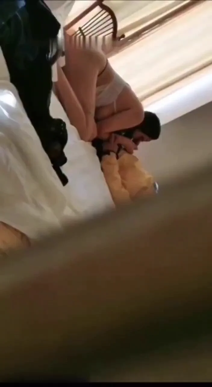 @lprtns 不争气的我关键此刻硬不起来，只能任由老婆去勾引其他男人，不知羞耻的躲在衣柜里透着门缝目睹这一切，又不敢出去戳穿，自己撸着废物的鸡巴！ ♻️#母狗 #淫妻 #绿奴 #绿帽献妻 #绿帽 #绿帽奴 #老婆 #妻子 #夫妻 #情侣 #绿主 #单男 #绿帽情节 后续淫妻视频高清完整版在主页置顶链接！ https://t.co/SFncIQk5yS