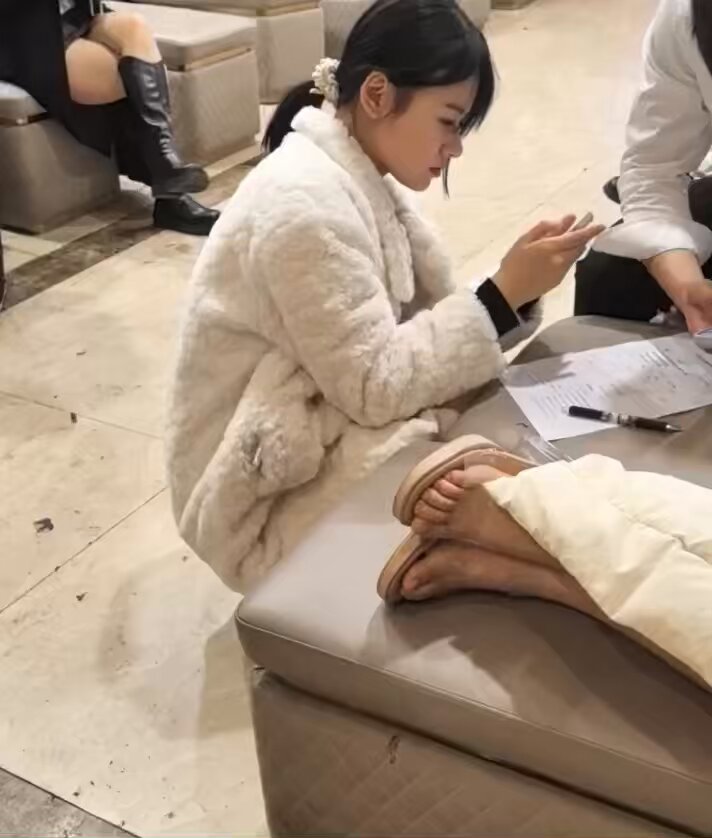 任务：对着卖淫配酒精神小妹，好几天没洗的臭脚打飞机

射精时限：10秒

大傻逼版任务：双眼不敢与透明绑带高跟臭脚对视，疯狂轮流看低素质蹲地上的精神亲妈的脸，后面穿了五天的酸臭肉丝大黑皮靴，要喷了再点开视频松开鸡吧流精磕头

#精神小妹 #无脑上供  #冤种  #舔狗  #红框挑战 #男M任务 https://t.co/4LGgkPS9NJ