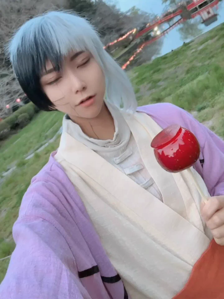 りんご飴の一口め難しいよね🍎 https://t.co/nuytASxEa5