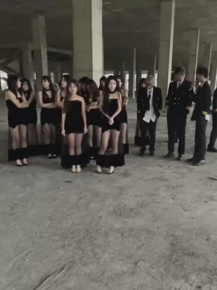 视频一里的精神亲妈为了倒贴讨好无业精神小伙男友，冻的瑟瑟发抖，也要坚持在外面陪精神亲爹

大傻逼就只能跪鞋柜面前挨双臭死丝袜臭鞋除臭，

酸味大的鸡吧一闻就要喷，还只能憋着

等精神亲妈拍完照又被操完回来了

还要被暴打出气

一辈子都要彻底给社会最底层高贵精神亲妈，当家养除臭王八奴了啊啊 https://t.co/iJlAZGBNlj