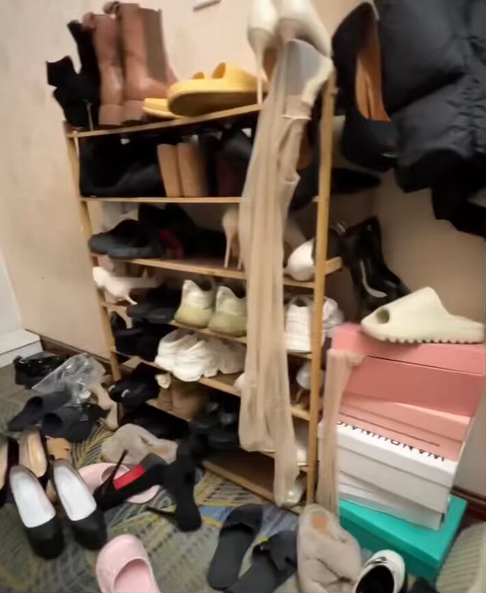 视频一里的精神亲妈为了倒贴讨好无业精神小伙男友，冻的瑟瑟发抖，也要坚持在外面陪精神亲爹

大傻逼就只能跪鞋柜面前挨双臭死丝袜臭鞋除臭，

酸味大的鸡吧一闻就要喷，还只能憋着

等精神亲妈拍完照又被操完回来了

还要被暴打出气

一辈子都要彻底给社会最底层高贵精神亲妈，当家养除臭王八奴了啊啊 https://t.co/iJlAZGBNlj