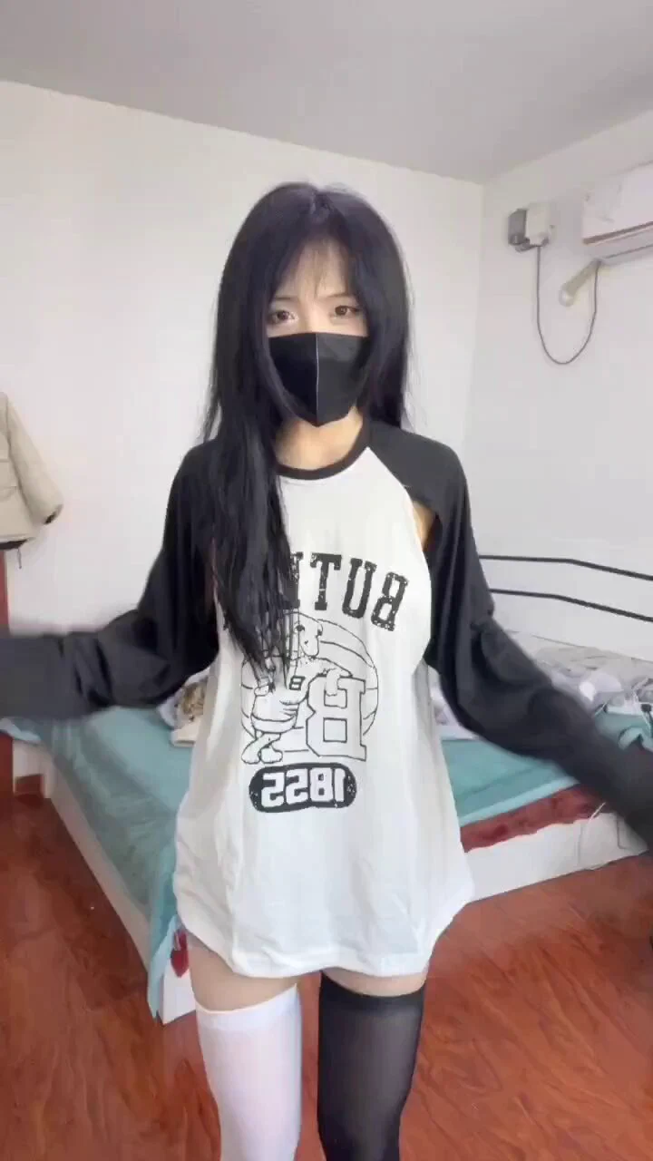 好久没读评论啦，感觉很多想说的但是又说不出口，最近也发生了挺多事情😂😂下期读评论也从这里面抽取吧，看看大家有什么想问的，下次的挑战也从这期视频抽一个点赞最高的，大家最想看的（被抽到的挑战说不定会给你单独的小惊喜喔🤤），还有千万别被其他地方的“假”柒柒骗了，问你要钱的都是假的😂😂😂😂 https://t.co/oeaDgDmv8C