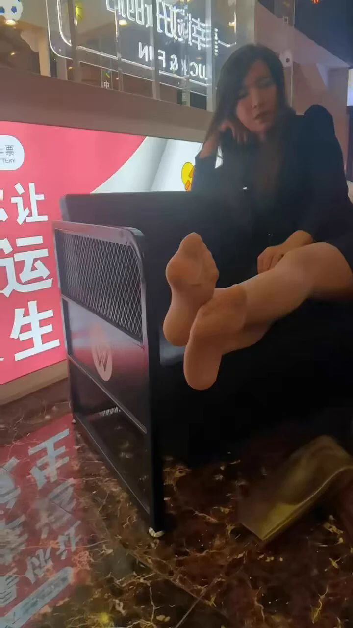 #山东 #青岛车内舔脚恋足实况，谁能想到平时在办公楼里西装革履严肃的金融秘书，竟要下班兼职约足恋足，还可选调本剧情哦～客反馈统一都是超解压超舒服！➡️点击链接加入公开群解锁更多：https://t.co/9RP5I27bfI https://t.co/Ba8NHynB2v