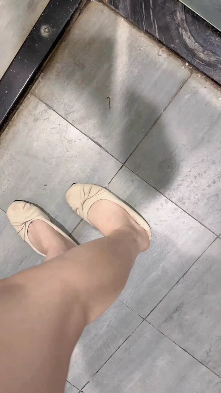 女神准备洗澡呢，贱狗过来，把鼻子伸到脚底和鞋子的缝隙里，闻闻女神走了一天的汗脚是什么味道的？是不是酸臭死了？闻一下应该爽上天了吧？呵呵~不想我洗澡呀？那就他妈的给我上贡，你来给我做清理，女神的玉足踩你喉咙里榨干你，狗畜牲🖤 https://t.co/lxrITJ2tYa