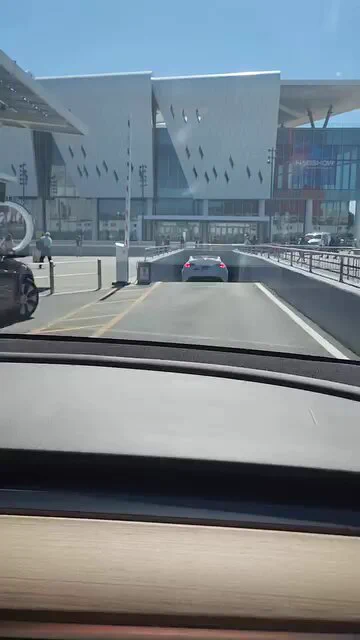 The Vegas Loop created by Elon Musk's Boring Company, uses Tesla Model Y cars for passenger transport.This is what it looks like.[📹 Michael Yacksyzn / ordyaxzin]https://t.co/oReARL0pEv
