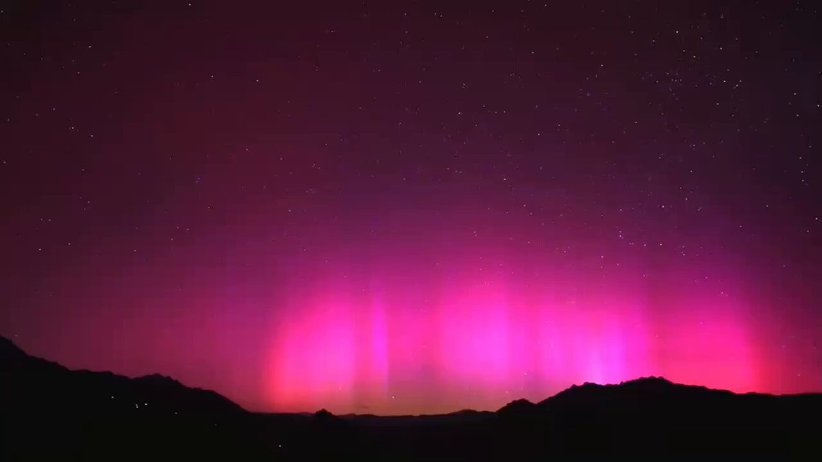 因为太阳高潮，所以地球多地可以看到极光
#Aurora https://t.co/q13upaj7kV