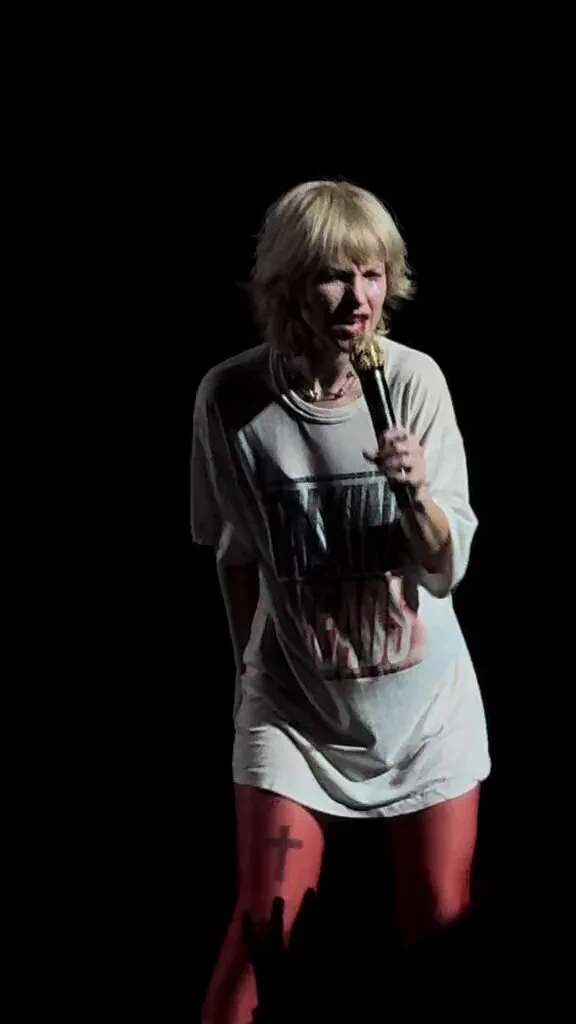 hayley williams performing burning down the house in a talking heads tee https://t.co/Z8DzZODLXv