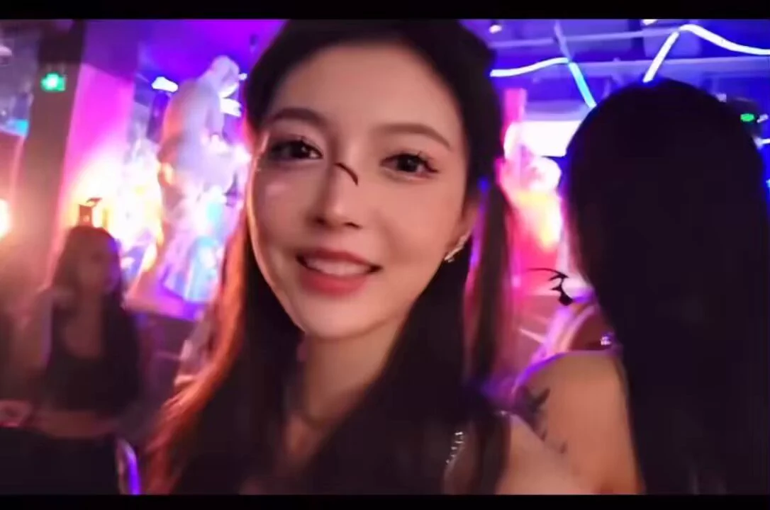 吃瓜！！！著名抖音几十万粉大网红做爱被流出，标准网红脸，笑起来很迷人，就这么被操的直叫爸爸，以后会是哪个接盘侠的老婆，全程高能刺激，捆绑掐脖子窒息高潮，真的是条标准母狗，全套资源完整版更新电报群：https://t.co/UcwtcRSCcp https://t.co/6svSt134UJ