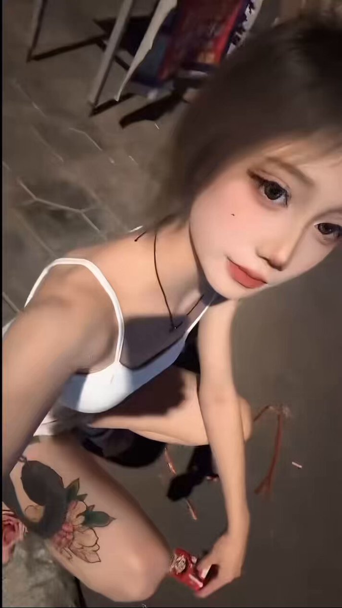 路边蹲的低素质精神小妹太高贵太美了

跟她搭讪说我要回收臭袜子

结果她全都懂 问我是不是ATM

回家拿不透气臭aj捂出来的棉袜差点把我呛死

一下没控制住把存的两个月工资都吐了

看一眼鸡吧就硬了 刚低头臭味就往脸上熏

贴上之后终于知道什么叫脑子被熏融化

真的太臭太洗脑了啊啊

#精神小妹 https://t.co/yKtJSDUl93