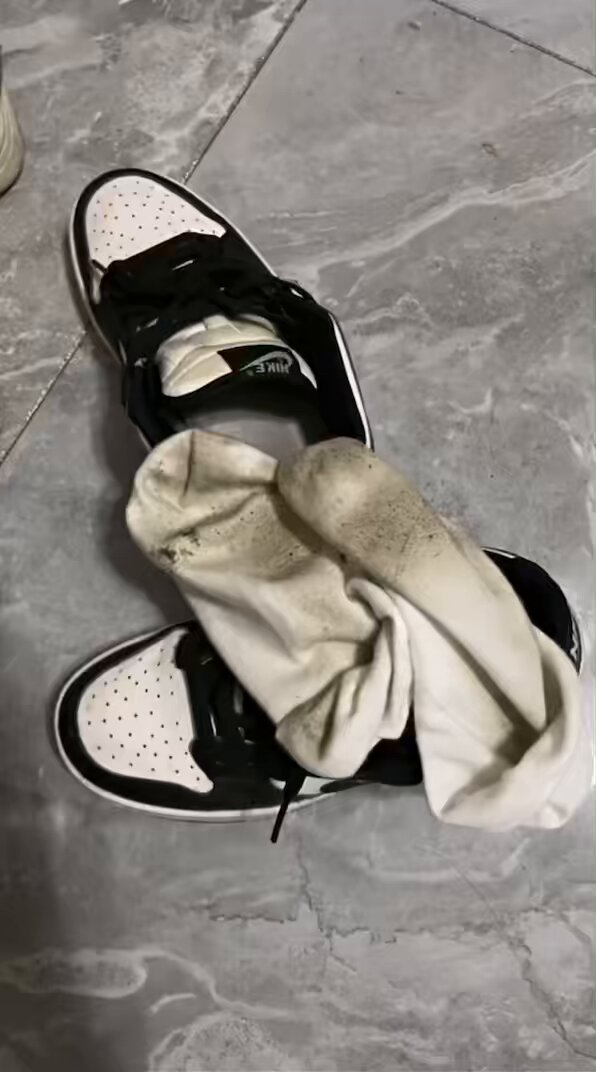 路边蹲的低素质精神小妹太高贵太美了

跟她搭讪说我要回收臭袜子

结果她全都懂 问我是不是ATM

回家拿不透气臭aj捂出来的棉袜差点把我呛死

一下没控制住把存的两个月工资都吐了

看一眼鸡吧就硬了 刚低头臭味就往脸上熏

贴上之后终于知道什么叫脑子被熏融化

真的太臭太洗脑了啊啊

#精神小妹 https://t.co/yKtJSDUl93