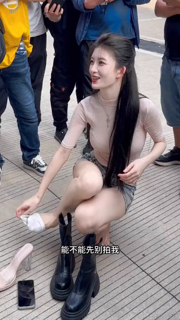 如果没有美颜的话，算是个美女了。不过就是白袜难看点。个人非常不喜欢这种没有高度的船袜。自从她把白袜塞进鞋子里的。那一刻我想的就是。怎么把它拿出来。带着她脚上的体温。最好还是湿热的。套上爆掉💦💦 https://t.co/wvcPYEBT7c