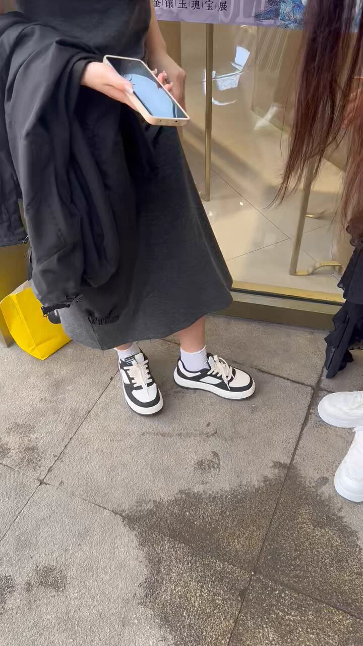 【街头白袜】今天刚好碰到黑皮白袜。两个看上去10多岁的高中女孩。从身边走过一股香水味。有点sao，话术攻击，成功，没有提前准备所以直接揣兜，两双。口罩女孩更可爱，不大想给。但是怎么能放过她。哈哈递我时还有点湿💦初高中女孩比较单纯成功率七成以上使用基础话术随机应变。成功率更大。 https://t.co/zYJoq22eoq