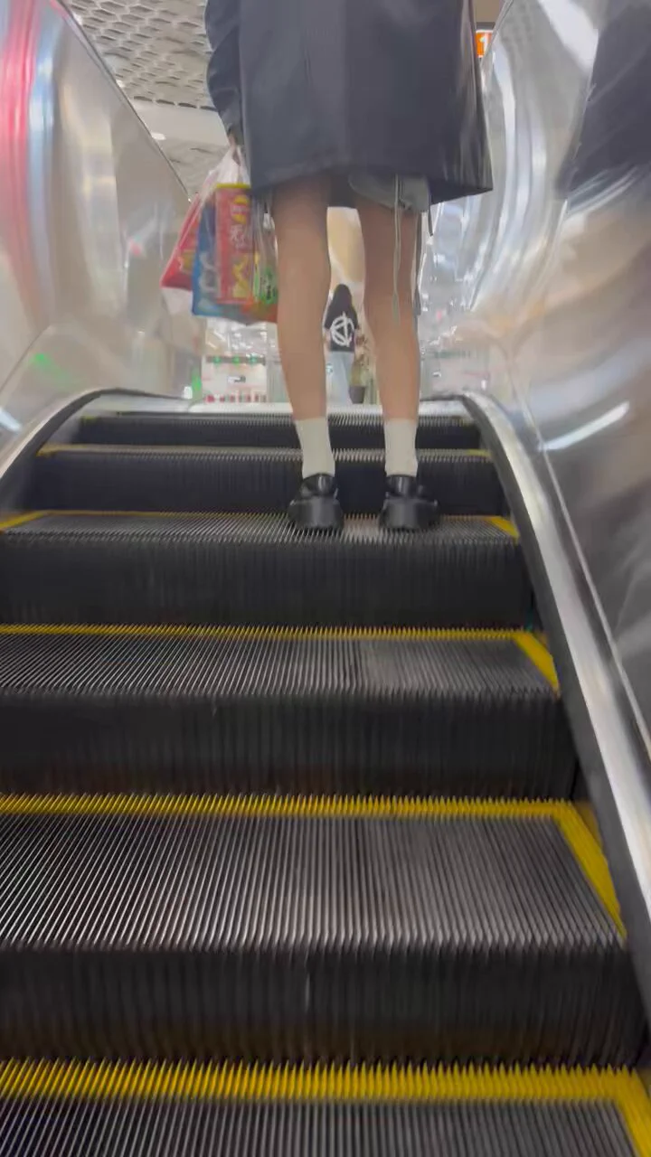 【街头白袜】今天刚好碰到黑皮白袜。两个看上去10多岁的高中女孩。从身边走过一股香水味。有点sao，话术攻击，成功，没有提前准备所以直接揣兜，两双。口罩女孩更可爱，不大想给。但是怎么能放过她。哈哈递我时还有点湿💦初高中女孩比较单纯成功率七成以上使用基础话术随机应变。成功率更大。 https://t.co/zYJoq22eoq