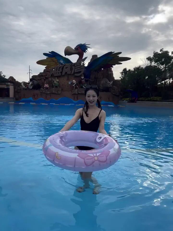 这什么天气，显得好黑啊不过水上乐园真的太开心了 https://t.co/Wqzno5e3fU