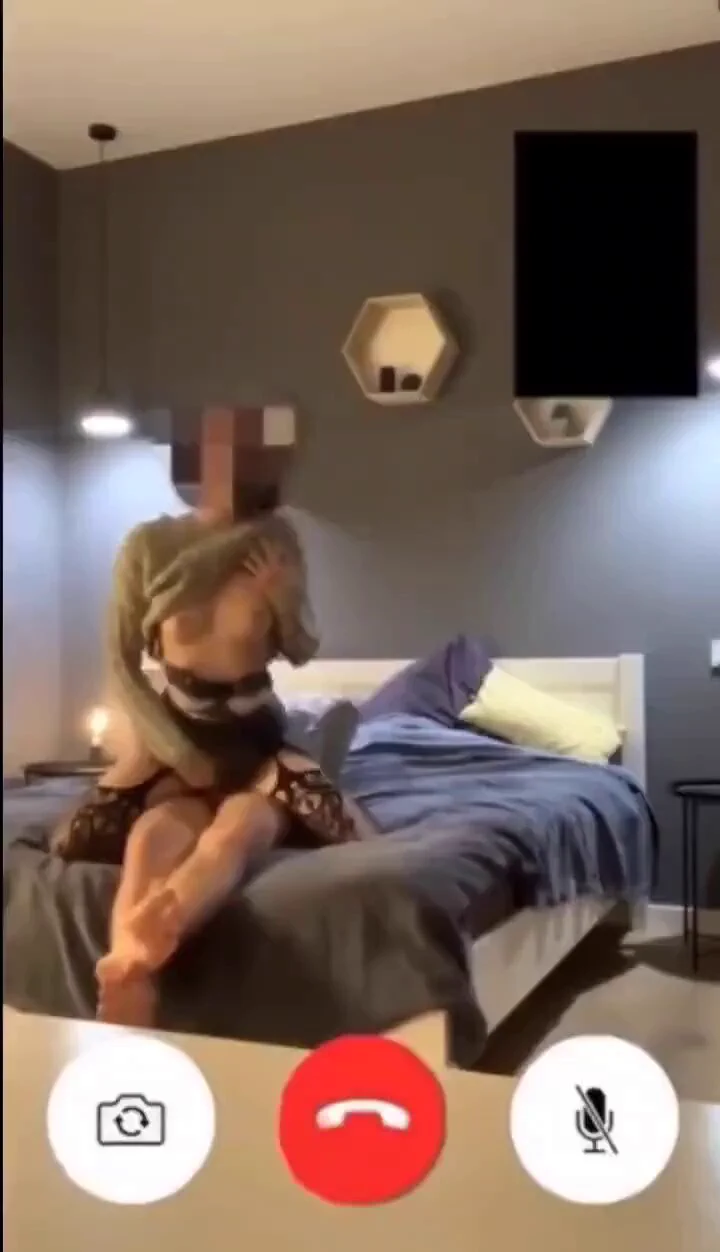 淫妻绿帽心理的大多想过这个场景，让妻子跟单男约，再连着视频看着是怎么做爱的，老婆被狠狠的操着，我在手机另一旁狠狠的撸着自己的鸡吧，原本属于自己的淫穴，现在终于成为了别人的，看着老婆被干爽的样子，我终究心满意足。最后单男内射了，心里酸酸的。我知道老婆终于成为了别人的精盆，母狗！ 👠 https://t.co/BZrHjk1wIR