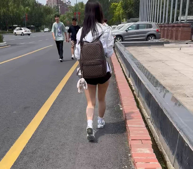 【街头要袜】街上看到一个细腿nike白袜，停车跟上。使用话术。很痛快女孩就答应，令人窒息的事发生了。妹子说，正好我包里有几双新的。🫠🫠这是我万万没想到的啊我艹了。我日了狗了。这种情况只能要，或者不要。眼看着妹子脚上的白袜搞不下来。谁能想到她书包里装了这么多白袜。她究竟是干啥去了😅😅 https://t.co/BJWtXfGhRU