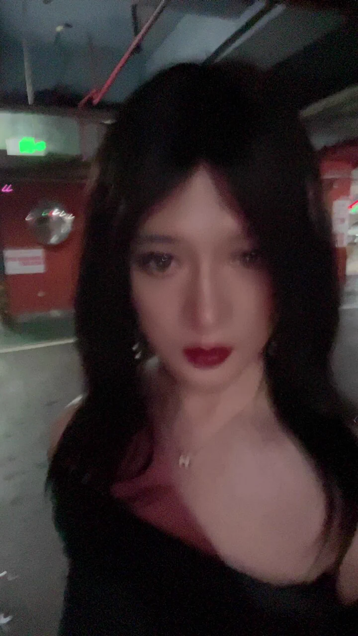 在停车库找车的时候遇到了一个大哥在车上抽烟对着我吹口哨，我在想要不要去撩一下呢？但是已经下意识的把身上的外套往下面掉了一点。。 https://t.co/g7hapeciyU