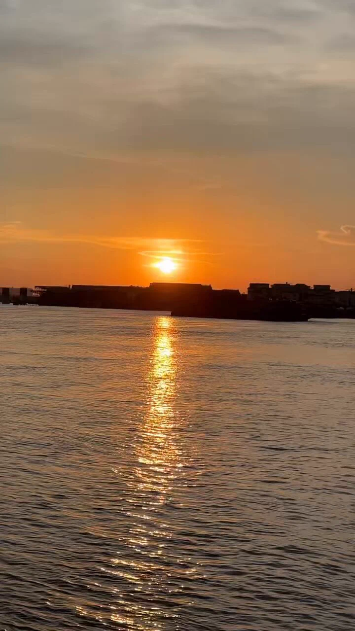 和大家一起看个落日🌇希望大家都能开开心心过好每一天 https://t.co/Vmi02u6hbH
