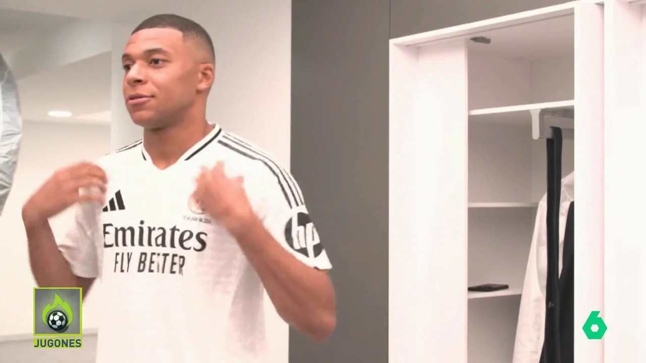 Kylian Mbappé definitely watched Cristiano Ronaldo’s presentation the night before. 😂🤍 https://t.co/A6zbu6Z3Ly