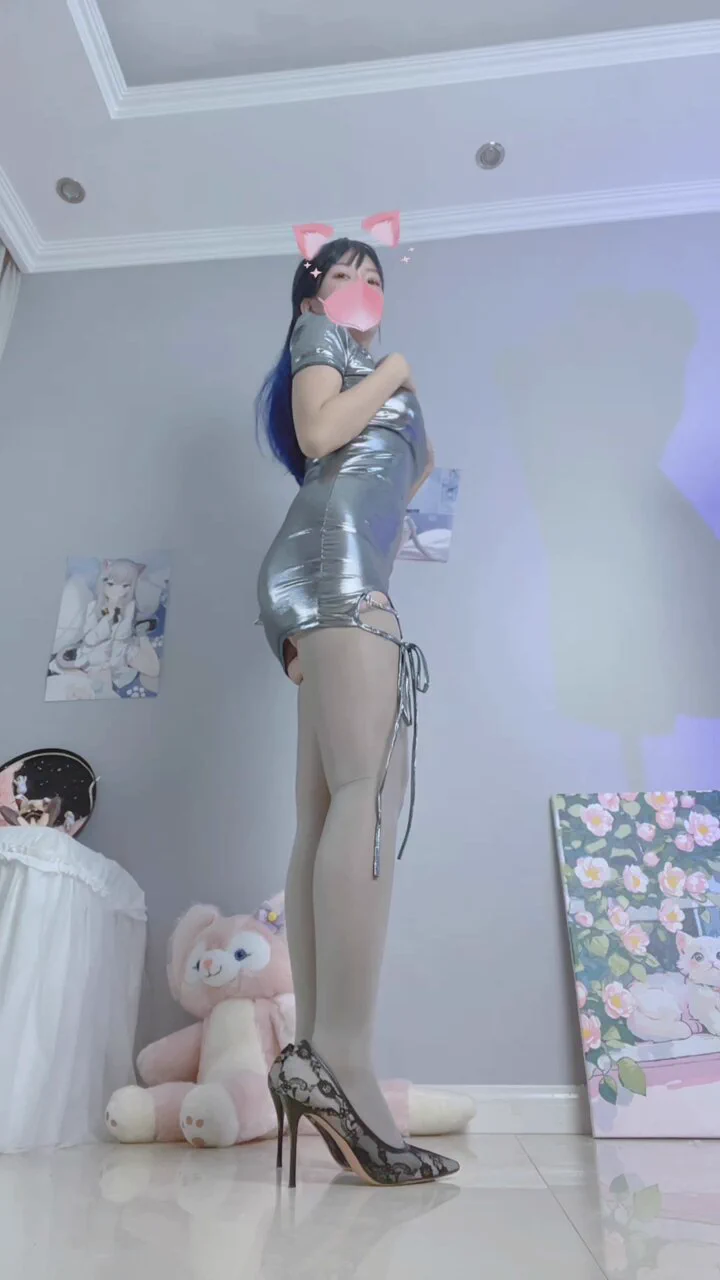 一个看起来就像锡纸一样的衣服，只能偷偷在家穿，宝宝喜欢么？@Dafoer_@Daguidiyi@Fojiangnice@quanshibb https://t.co/6h2jq4oGlD