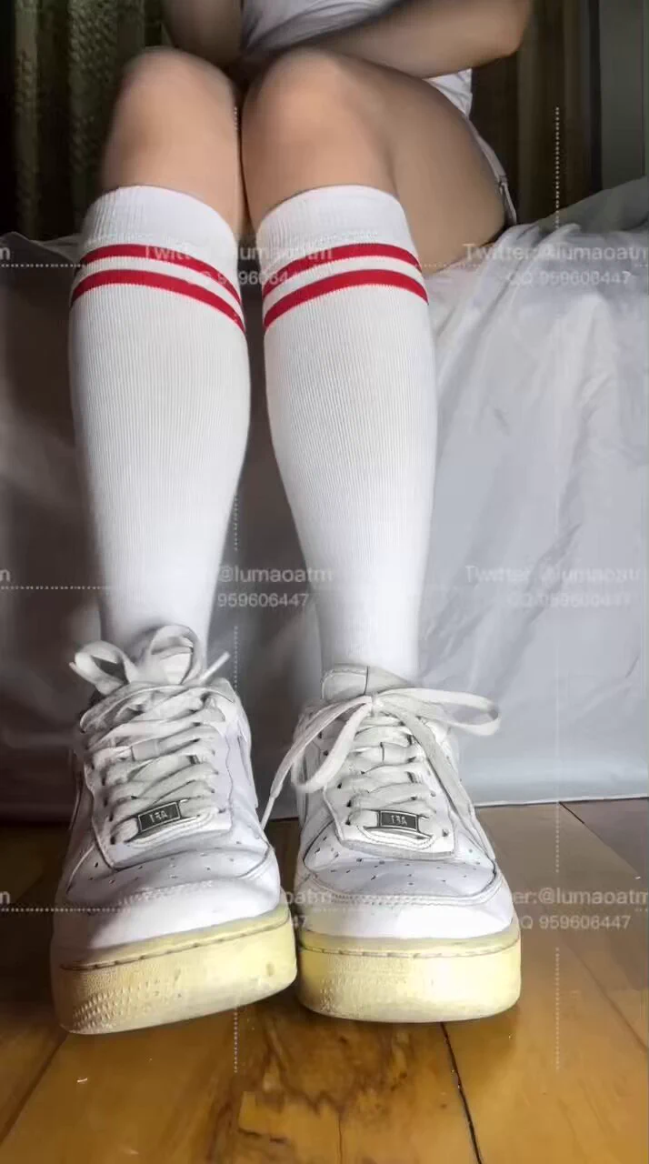 刚回到家了，走了一天的路，袜子🧦早就打湿了。穿了三天的白棉袜又酸又臭，都穿起球了，直接跪在主人脚底下吸着女神臭棉袜被主人骂喷(完整版6分多钟)(关注➕点赞➕转发➕评论抽一个送照片)@RLWJ_kuking @JWCJ_kuxs https://t.co/gihmteaYpQ