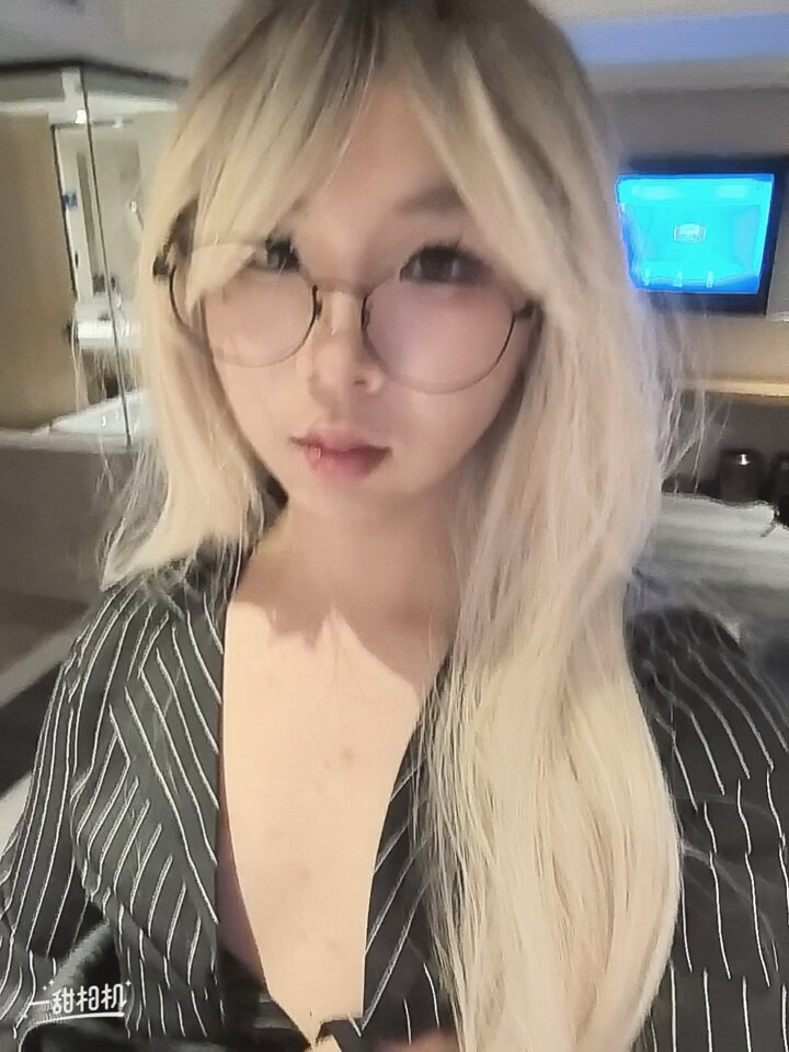 客人说：叫男娘出来不吃鸡吧，那为什么不直接叫女人？
vivi竟然无法反驳，然后他就嘬了vivi的牛子一个小时 https://t.co/uEeHKn4svC