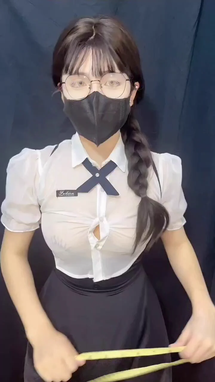 我真的有震惊到，很多哥哥们能这么准确的猜对我的身材数据😢还不清楚七七身材数据的今天要记好小本本噢，课代表在哪里‼️既然很多人都能猜到，那就没发抽奖了😣要不这样吧，评论区点赞前三的挑战，七七努力实现，嘿嘿嘿，最后最后最后💦求求哥哥们看看七七的倒模吧，有能力的可以支持下😭😭😭 https://t.co/NgYedV120c