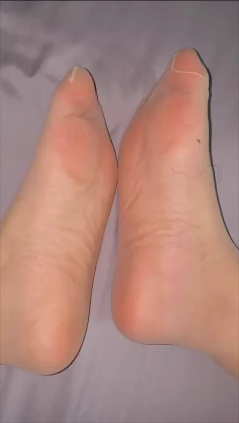 爱穿丝袜瑜伽裤的小骚妇～脚上钉着根卷曲的毛毛 问她怎么回事，说刚给人家足过 趁热给我发过来 之前约她的时候也没见她那么骚，果然女人的网感很重要 https://t.co/R5Cc9oSPkz