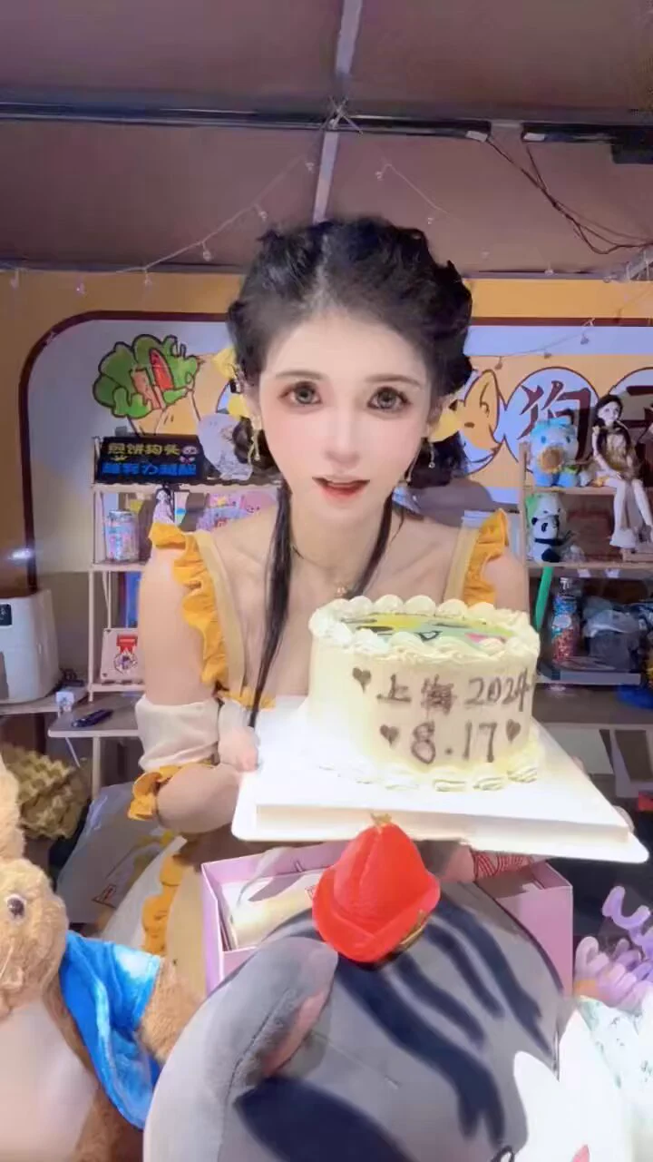 大家不仅愿意排几小时来买我的煎饼 还会给我带礼物！ 夸我每天很漂亮！ https://t.co/wL2OMuYCzx