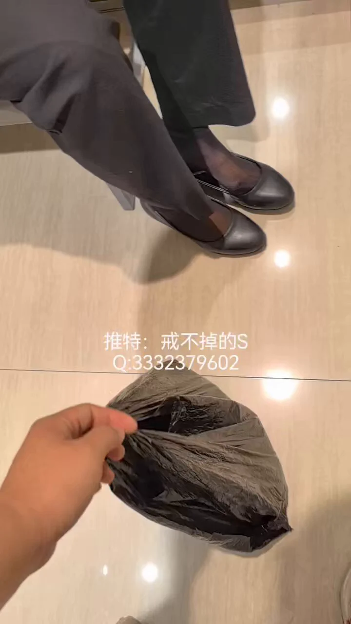 #原味丝袜 #短黑丝 #黑丝 #重口丝袜 #柜姐丝袜 超超超超超级重口短黑丝，来自于HL之家店店员和销售员，只有店员可以穿皮鞋，其他店员都是运动鞋里穿的短黑丝！每双汗迹超级重！临走前想要店长脚上穿的丝袜，店长直接拿出一双之前穿完没洗的接着穿，穿的是弹出的汗灰相当哇塞需要的➕扣扣 https://t.co/QFiCwCP0G4