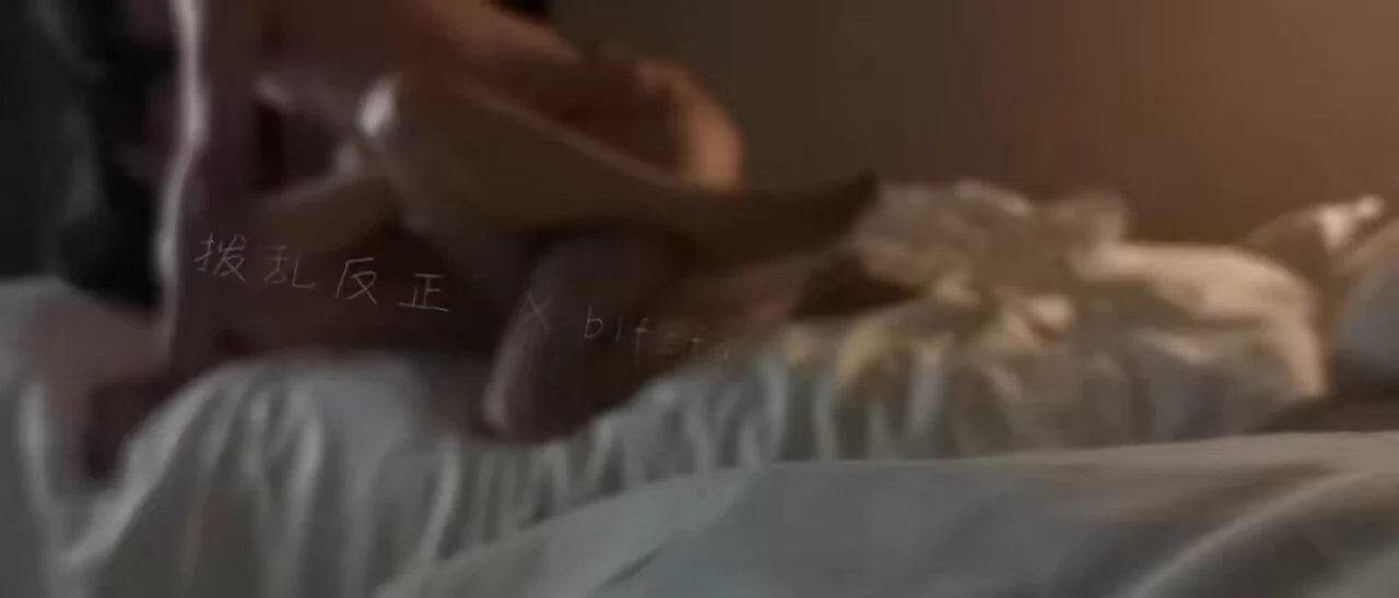 激战正酣，全神贯注地锁定媳妇激情澎湃的享受中，耳畔传来胖小伙子的赞叹并不由自主地指导我录像角度，果真，看的比做的还享受🤭，（我又要录又要躲避脸部，我太难了。。。），不过听到赞美媳妇，心里更加美滋滋。投稿💌：@RLWJ_kuking @JWCJ_kuxs https://t.co/ZX66PyZxKE