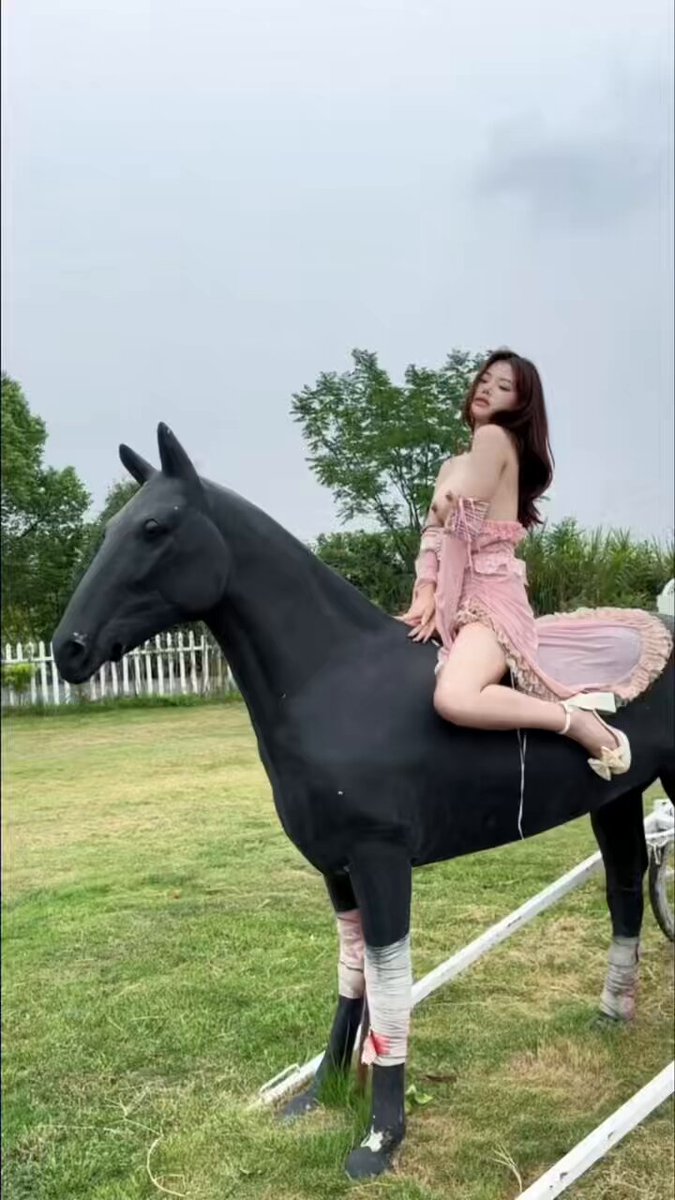 家人们早上好
拍这套服装时，摄影师小姐姐说我精致的像洋娃娃
📷@IES_anh 
@BulmaList 
@KawasawaSen 
@ToBulma 
@ToBulaer https://t.co/ILUBMrON3P