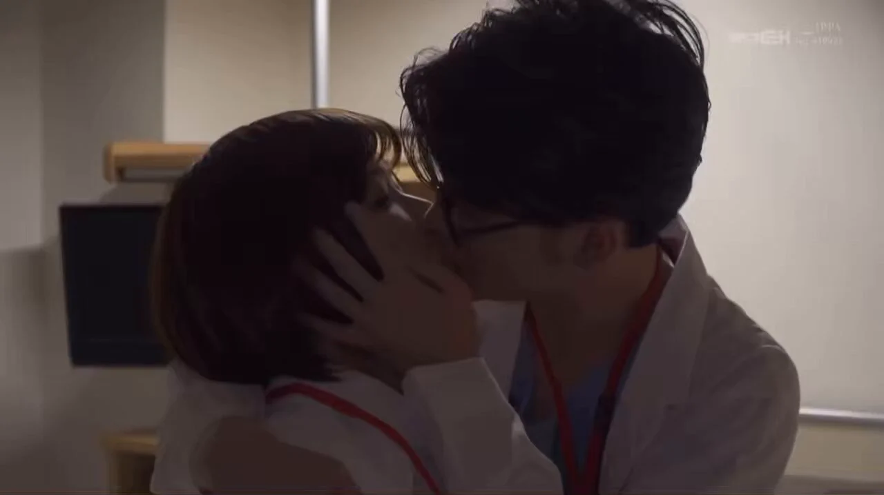 #女性向车牌号：GRCH-338妈呀 ！斯文败类眼镜男医生*娇软可爱小护士表面上是同事关系 其实背地里是小情侣的把戏值班室里play起来了！女生真的好可爱！呜呜呜他们两还互相捧着🤲对方的脸脸！好有爱！这个制服诱惑加眼镜！已经看爽了！手也很好看！都去看！亲爱的宝宝们！又代po文了…… https://t.co/7VkvqIQuj1