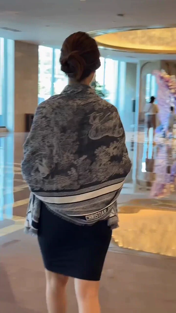 小骚妇，给我拿下她！ https://t.co/5hSgBM4Sjh