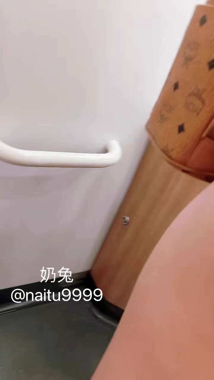 能想想到这是假期高铁卫生间🚻里嘛 平时坐车只会安安静静刷📱 哪像我 想要了跑到厕所里 自我安慰🥰(有没有小哥哥 勃起硬的没办法 跑到厕所🚽偷偷打✈️的 ) @QnewHome @SnewHome @GnewHome #女生の宿舎 https://t.co/mU03DNeX0j