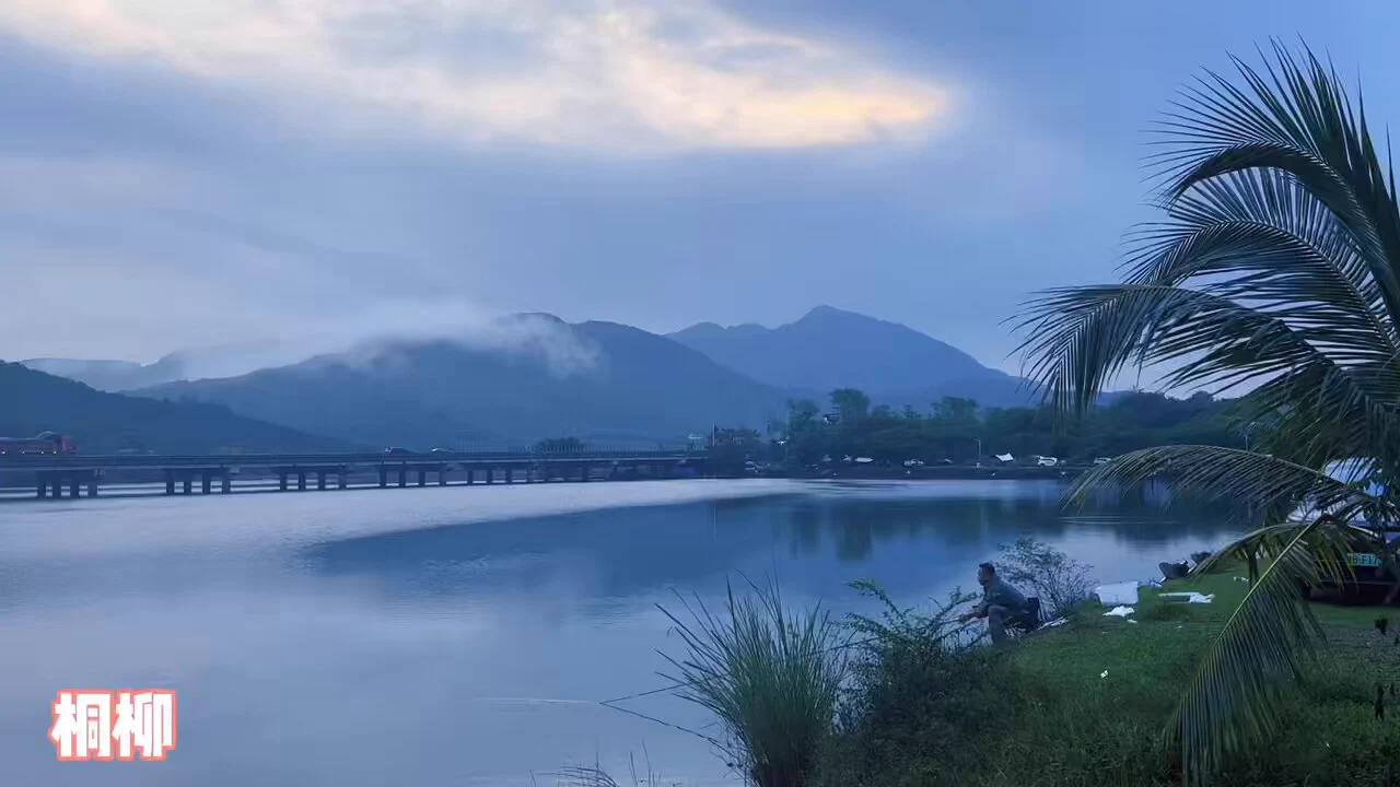 事实上“我永远爱你”显然不比“我会陪着你”诚恳，但最动人的还是“见一面吧一起吃饭” #三亚 https://t.co/XQURiRmMpp