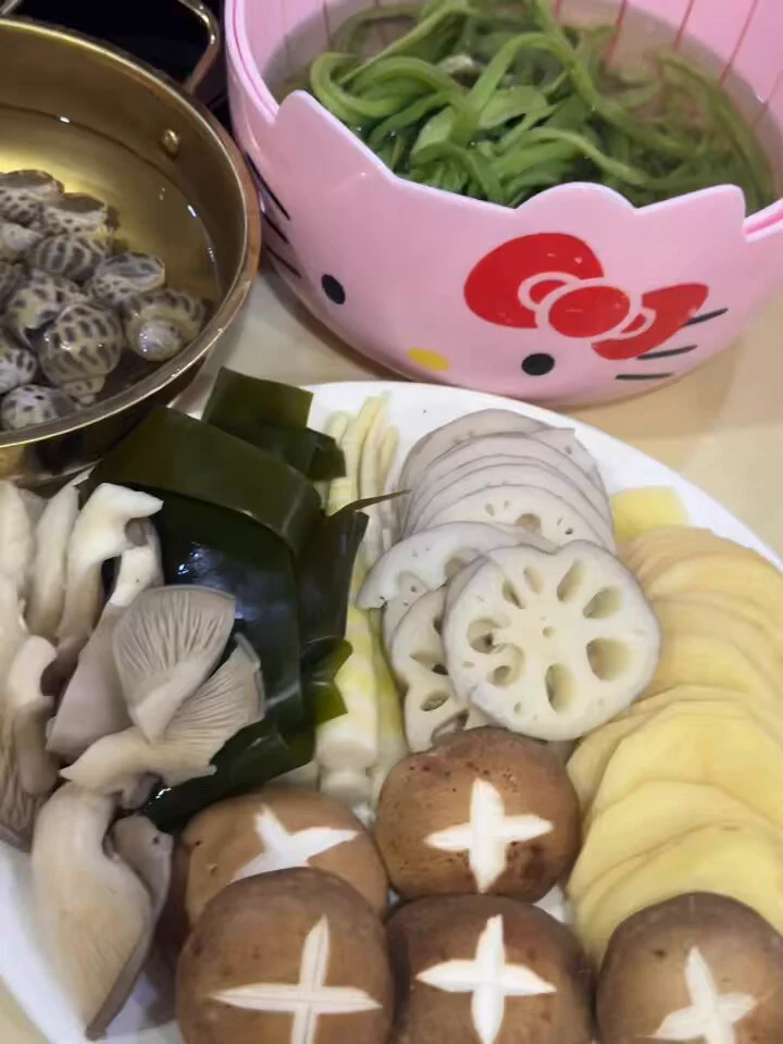 谁能猜中我要做什么好吃的我请他来我家吃我的鲍鱼超粉嘻嘻嘻 https://t.co/fksNINHGJR