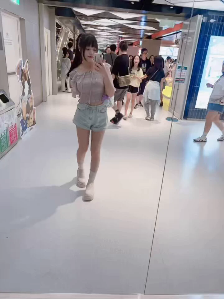 你們看看扭蛋店要排這麼長但我的心不用❤️ https://t.co/v9NkJB3N6x