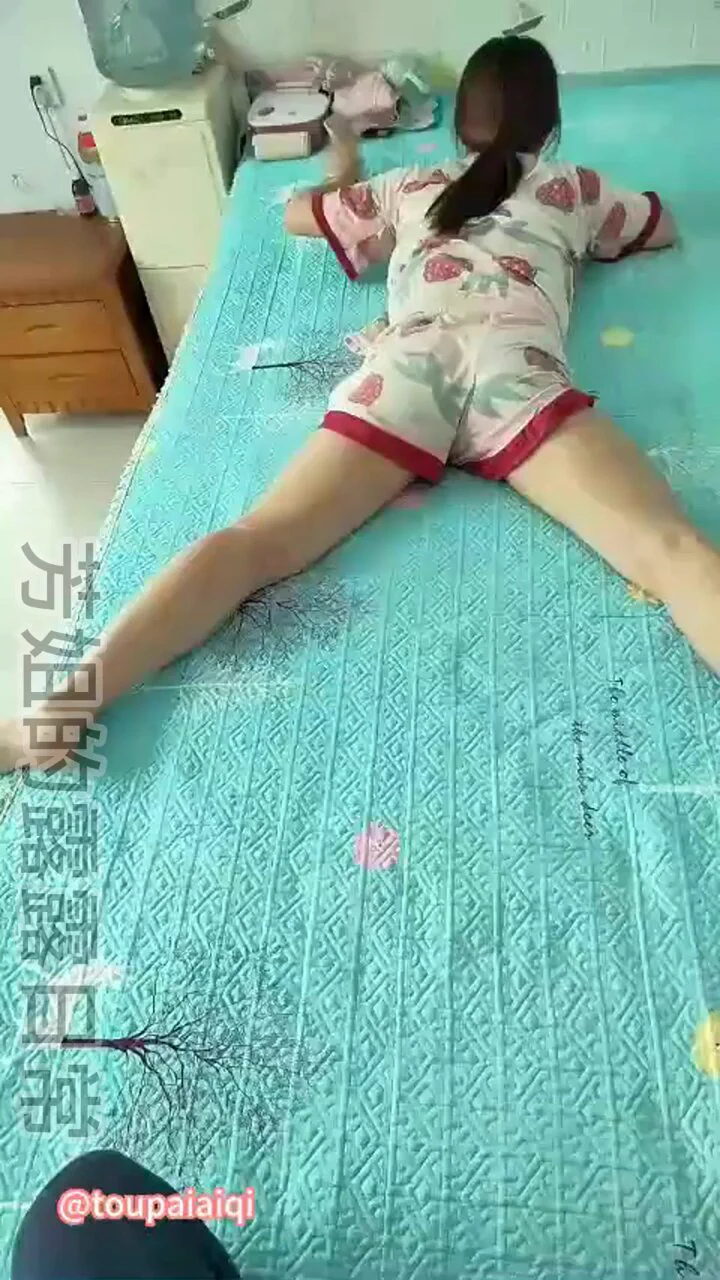 你们的芳姐中午吃完饭又要开始午睡做猪了，我偷拍一下让你们瞧瞧她今天穿什么内裤，逼逼湿没湿 https://t.co/WrPkOljhQj