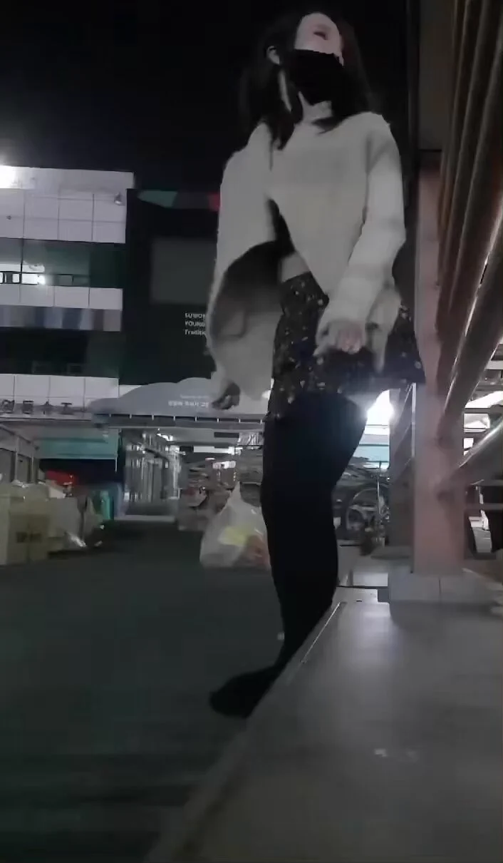 太刺激❗️❗️❗️街头露出自慰，走哪插哪不惧路人，扫马路的大爷都看呆🤣🤣🤣@RLWJ_kuking@JWCJ_kuxs https://t.co/VGPvFnhQRc