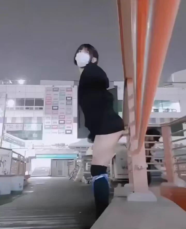太刺激❗️❗️❗️街头露出自慰，走哪插哪不惧路人，扫马路的大爷都看呆🤣🤣🤣@RLWJ_kuking@JWCJ_kuxs https://t.co/VGPvFnhQRc