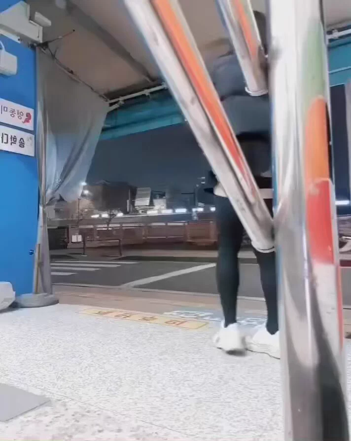 太刺激❗️❗️❗️街头露出自慰，走哪插哪不惧路人，扫马路的大爷都看呆🤣🤣🤣@RLWJ_kuking@JWCJ_kuxs https://t.co/VGPvFnhQRc